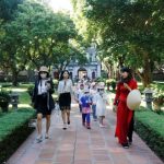 du-khach-tham-quan-van-mieu-quoc-tu-giam