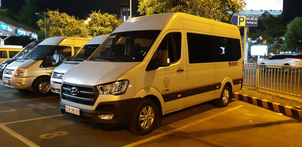 Nên Chọn Dịch Vụ Thuê Xe 16 Chỗ Tại Thuexehuydat.com vì Đặt xe linh hoạt, hỗ trợ nhanh chóng