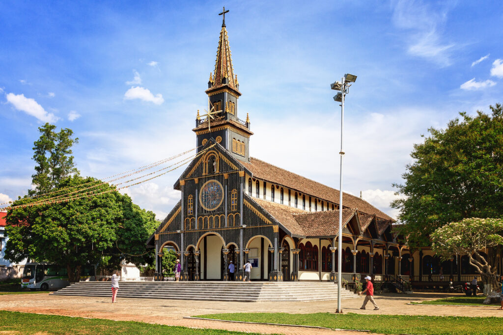 Nhà thờ gỗ kon tum